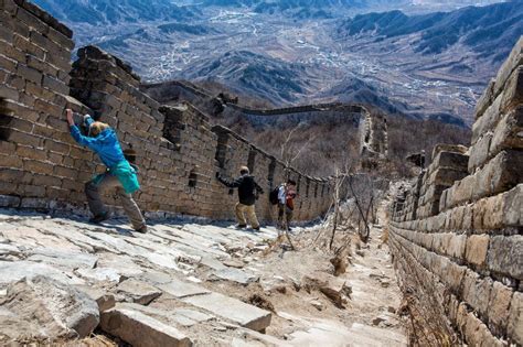   Echoes Across the Great Wall: A Tale Woven with Intrigue and Resilience