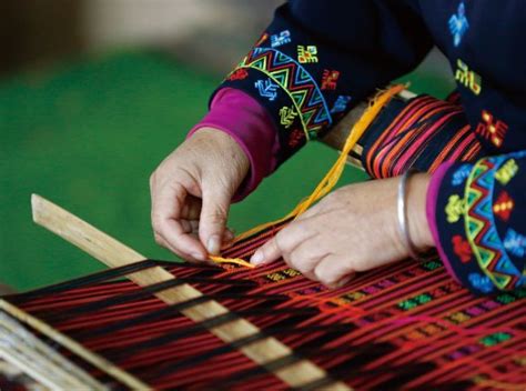 Patterns in the Loom: A Colombian Exploration of Traditional Textiles - Weaving Threads of Identity and Cultural Heritage